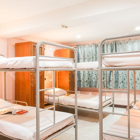 Hostel 8 Sukhumvit Soi 8 Банкок Стая снимка