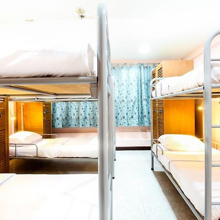 Hostel 8 Sukhumvit Soi 8 Банкок Екстериор снимка