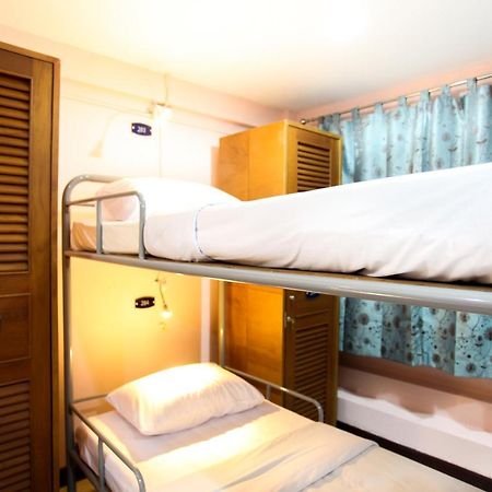 Hostel 8 Sukhumvit Soi 8 Банкок Екстериор снимка
