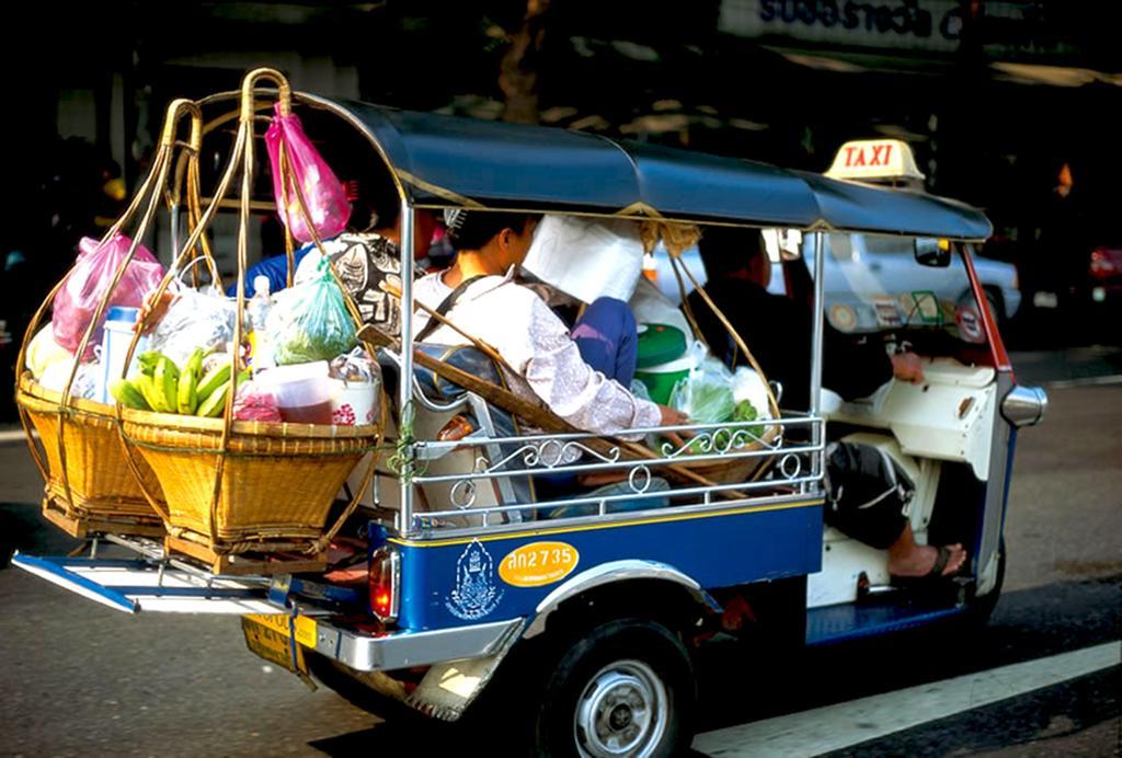 Hostel 8 Sukhumvit Soi 8 Банкок Екстериор снимка