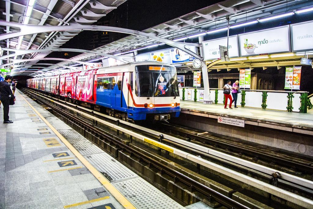 Hostel 8 Sukhumvit Soi 8 Банкок Екстериор снимка