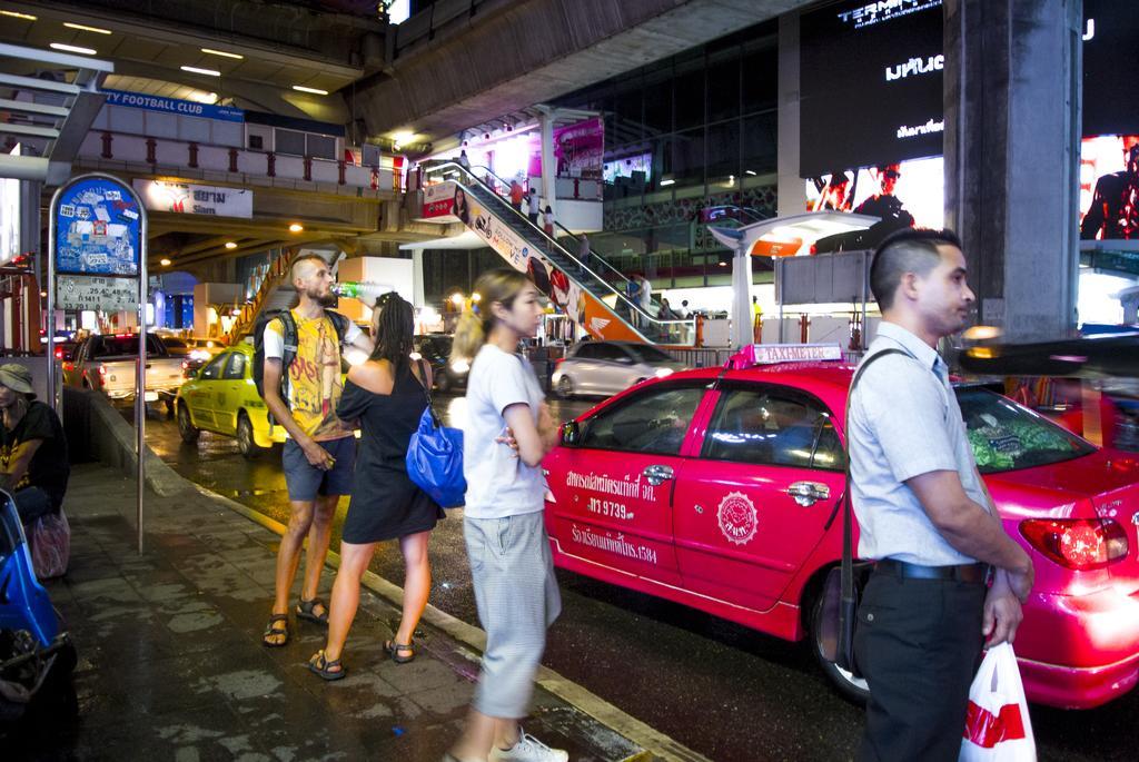 Hostel 8 Sukhumvit Soi 8 Банкок Екстериор снимка
