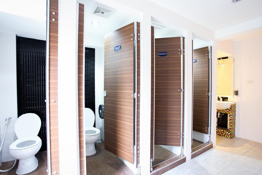 Hostel 8 Sukhumvit Soi 8 Банкок Стая снимка