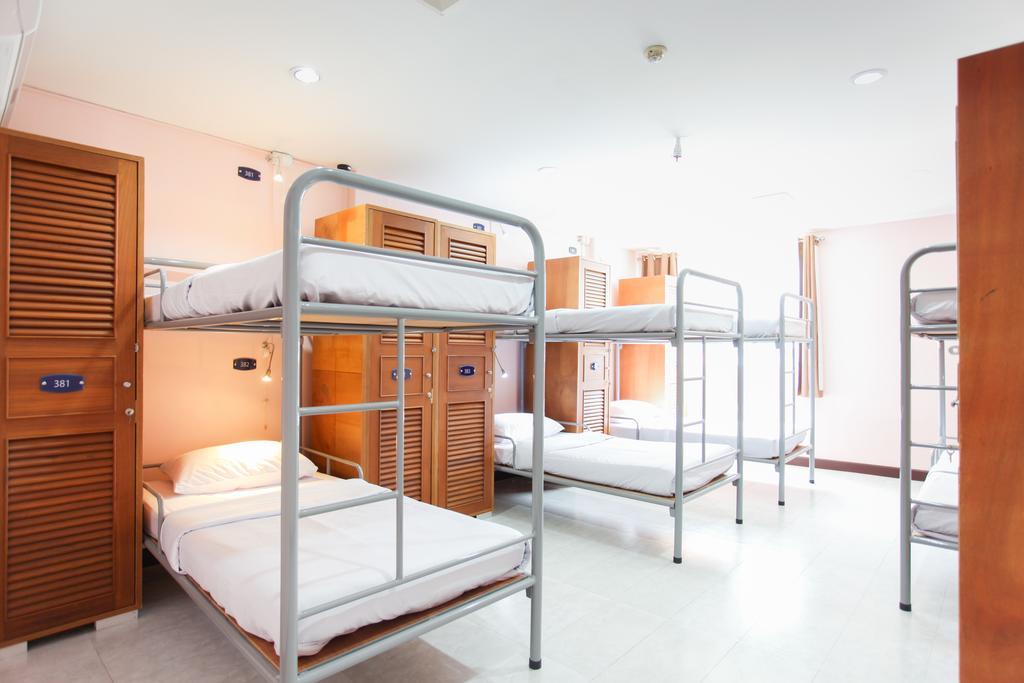 Hostel 8 Sukhumvit Soi 8 Банкок Стая снимка