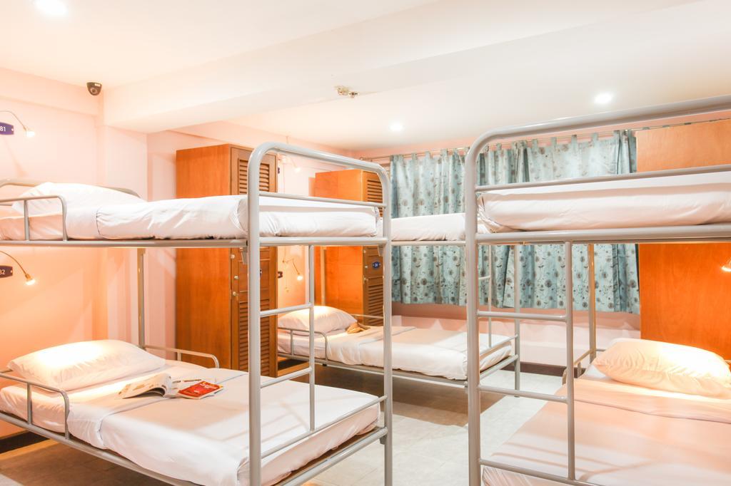 Hostel 8 Sukhumvit Soi 8 Банкок Стая снимка