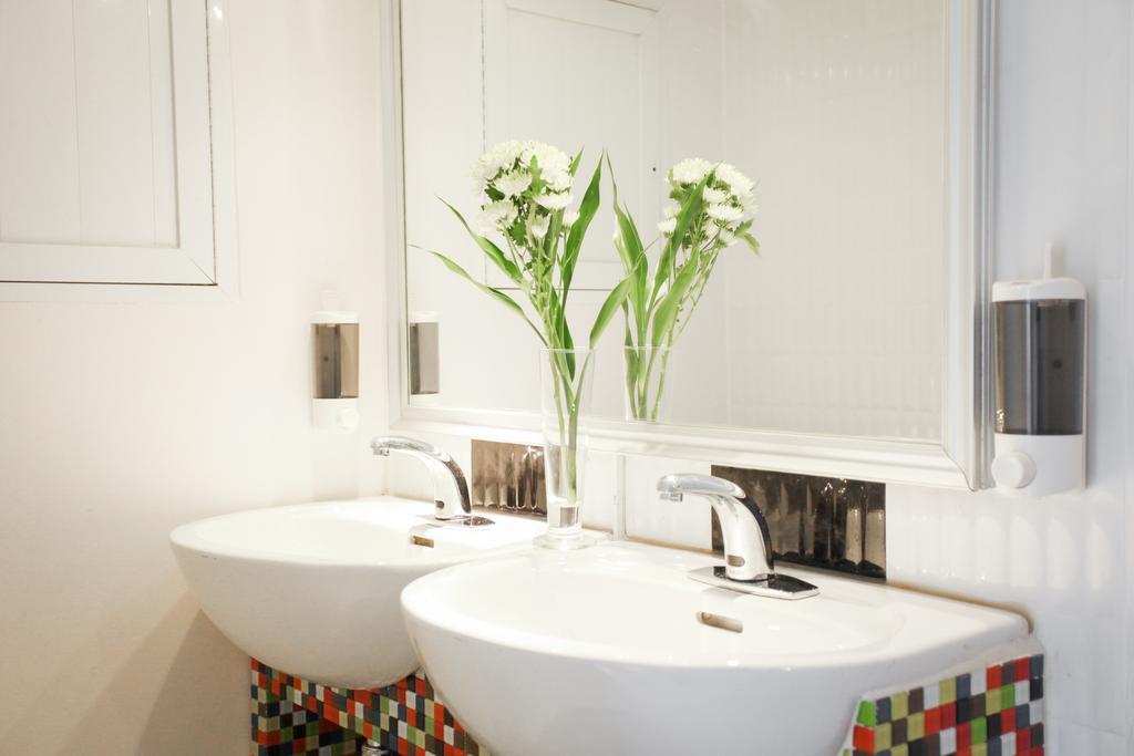 Hostel 8 Sukhumvit Soi 8 Банкок Екстериор снимка