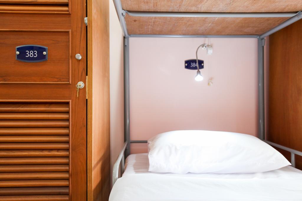 Hostel 8 Sukhumvit Soi 8 Банкок Стая снимка