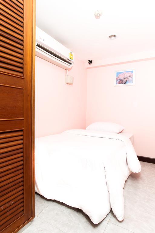 Hostel 8 Sukhumvit Soi 8 Банкок Екстериор снимка
