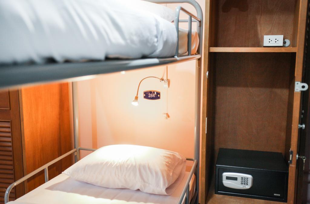 Hostel 8 Sukhumvit Soi 8 Банкок Стая снимка