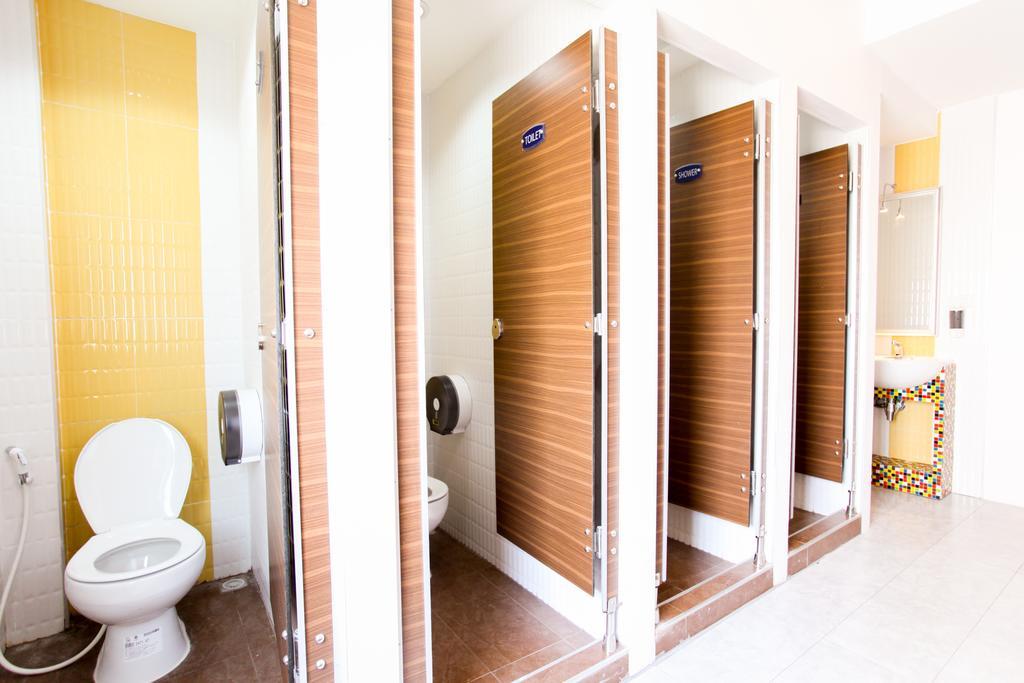 Hostel 8 Sukhumvit Soi 8 Банкок Стая снимка