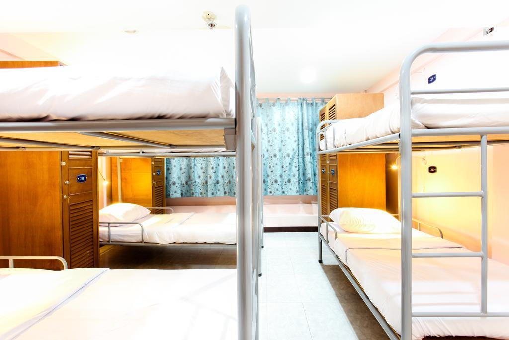 Hostel 8 Sukhumvit Soi 8 Банкок Екстериор снимка